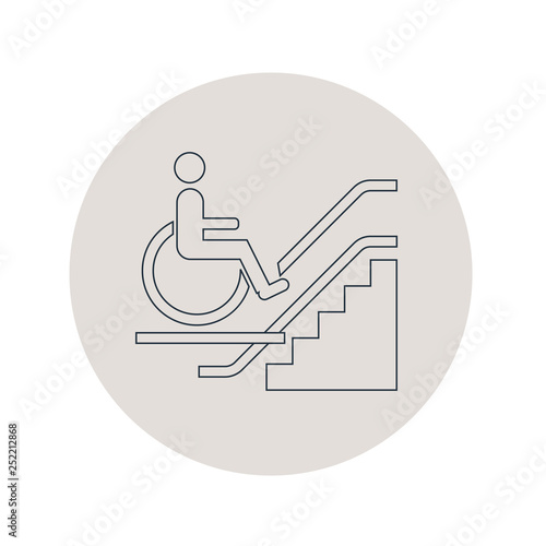 Icono plano lineal elevador hombre en silla de ruedas en círculo color gris
