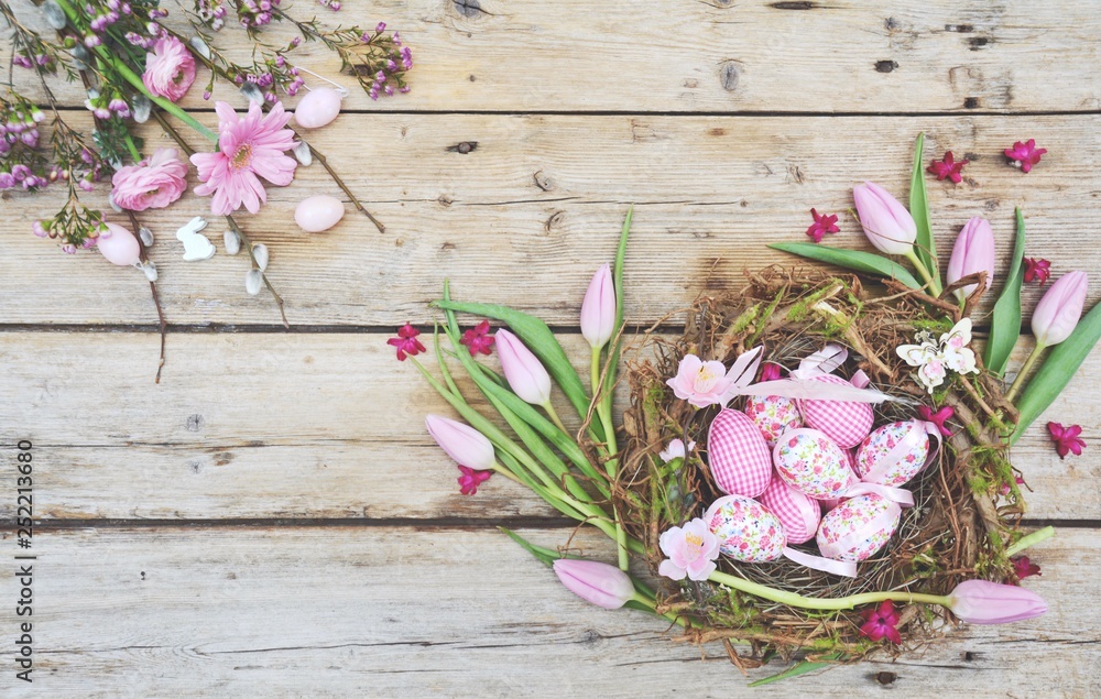 Fototapeta Wielkanoc - gniazdo z jajkami na drewnie - kartka z pozdrowieniami tła Wielkanocny koszyk