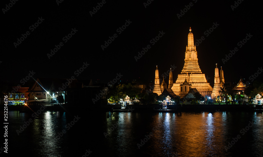 Naklejka premium Wat Arun Historical Park and the Chao Phraya River at night