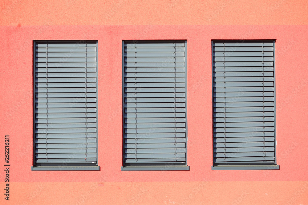 Fototapeta premium Fenster mit heruntergezogenen Rolläden