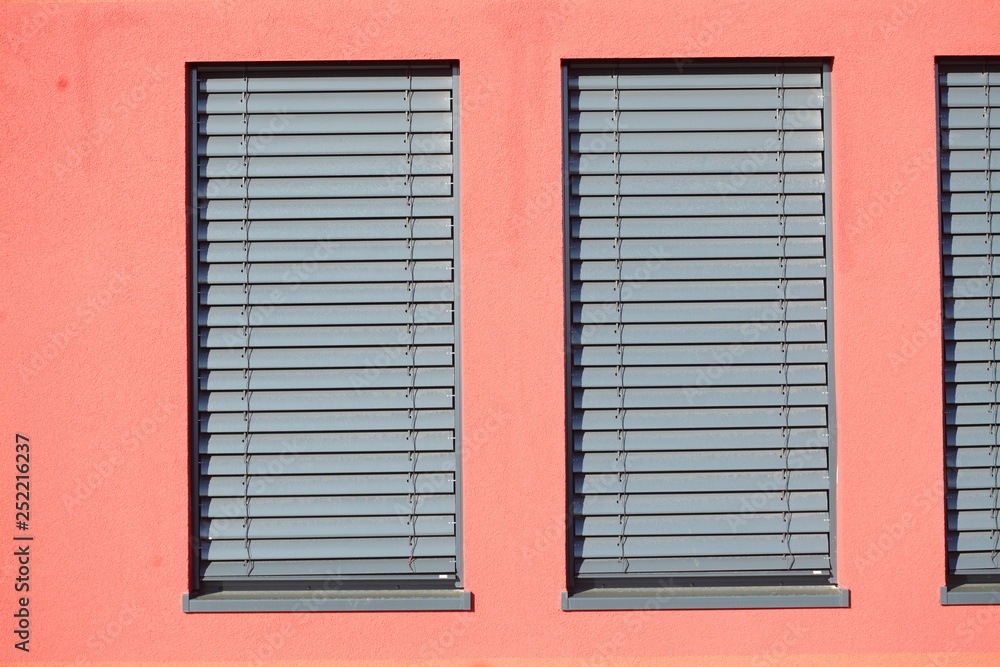 Fenster mit heruntergezogenen Rolläden Fenster mit heruntergezogenen Rolläden