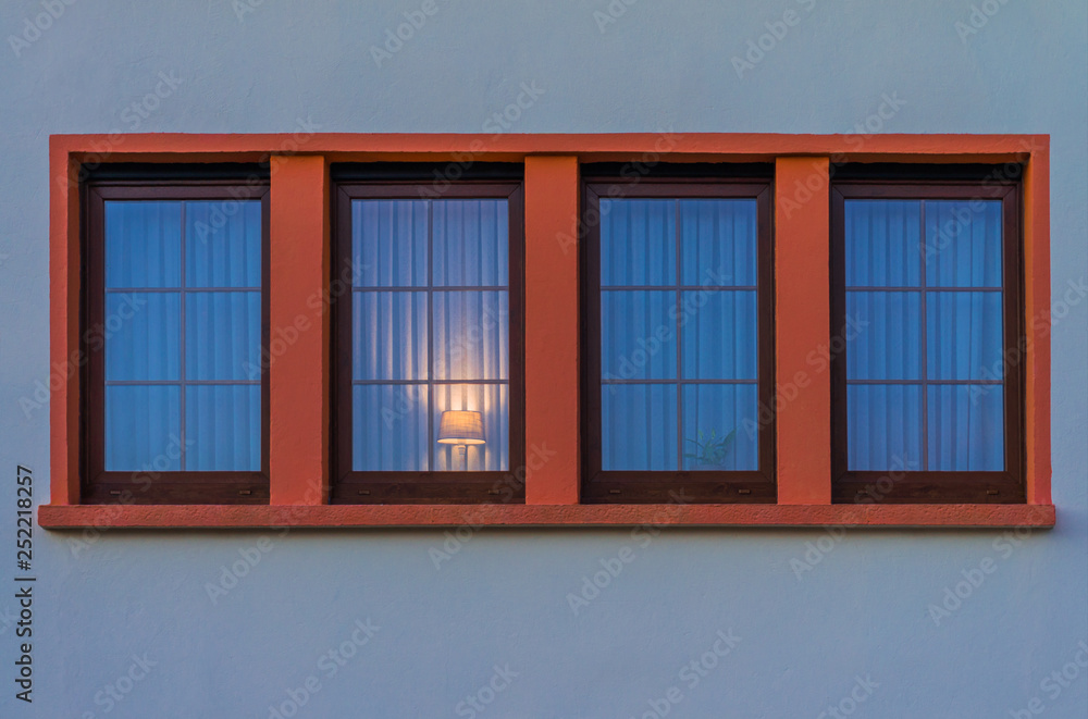 Blaue Stunde moderne PVC Fenster und kleine Stehlampe von außen - Blue hour  modern PVC windows and small floor lamp from outside Stock-Foto | Adobe  Stock