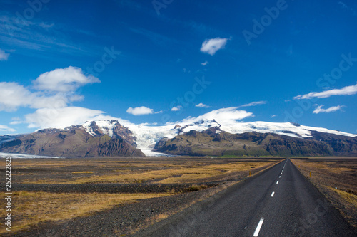 The road against the backdrop of mountains and glacier