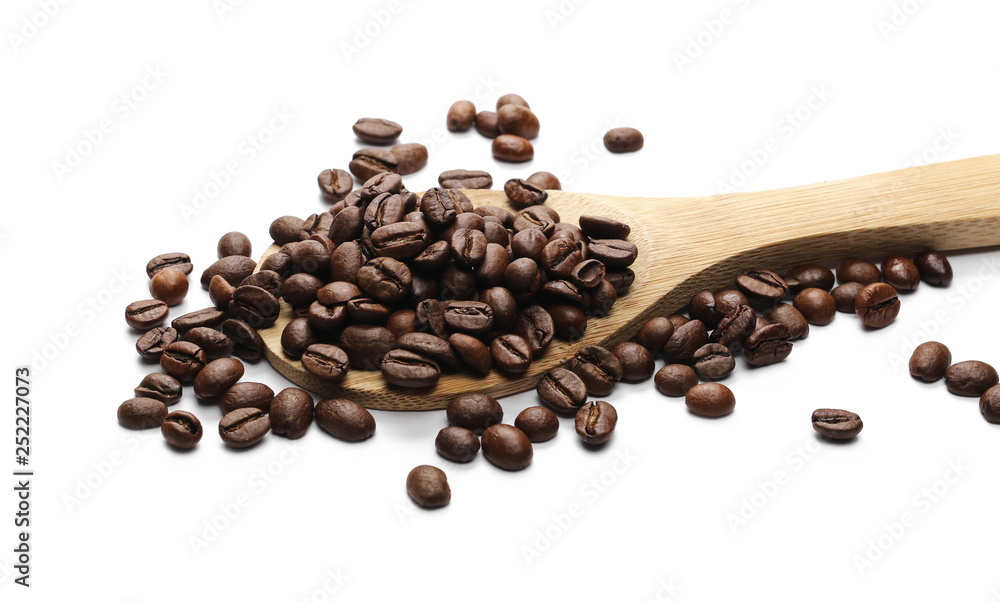 Obraz premium Coffee beans with wooden spoon isolated on white background