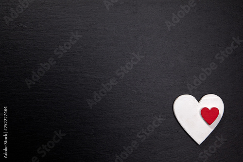 Weiß Rote Herzen aus Holz auf dunkler Steinplatte