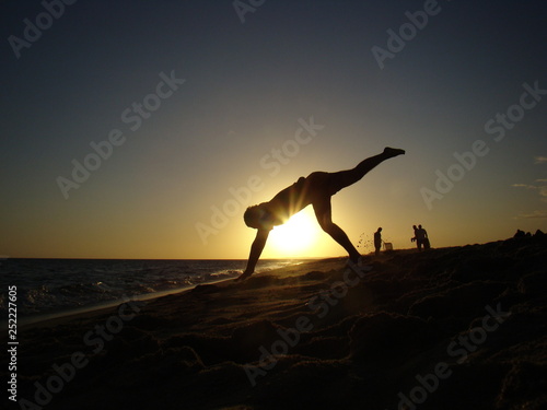 Fototapeta Naklejka Na Ścianę i Meble -  Man working out on sunset