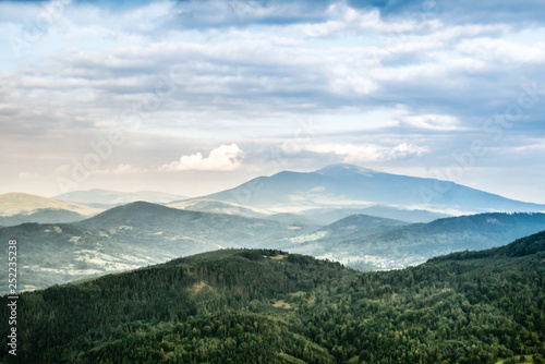 Krajobraz górski z widokiem na Babią Górę we mgle