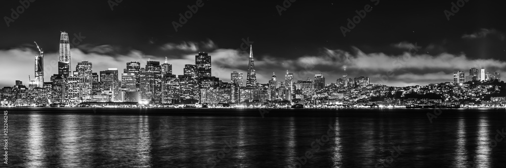 Panorama skyline San Francisco monochrom bei Nacht