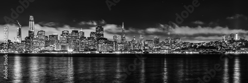 Panorama skyline San Francisco monochrom bei Nacht