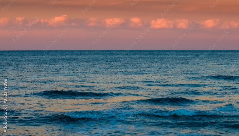 Fototapeta premium Ocean and sky sunset landscape