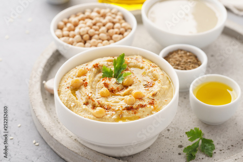 Foto Homemade hummus dip with chickpeas, olive oil and paprika.