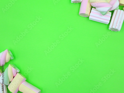 Tablou pe pânză Colorful Marshmallows on green background