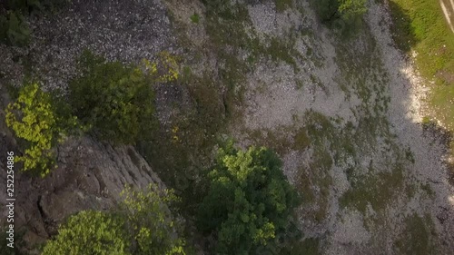 Überflug über Gestein und Waldweg im Teutoburger Wald