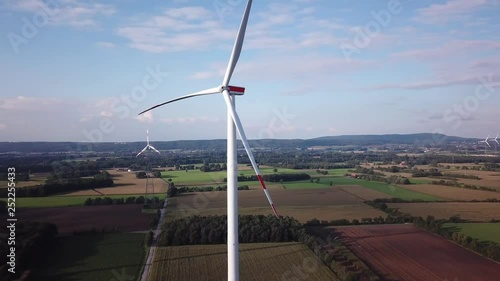Windkraftanlagen im Sonnenuntergang