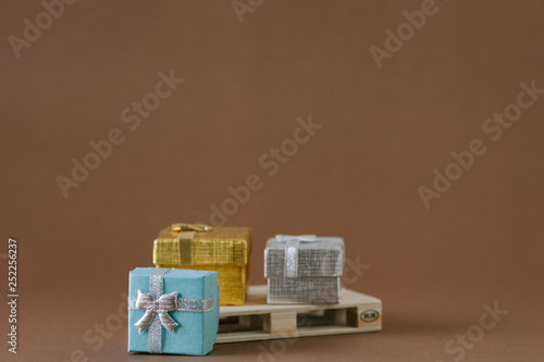 Pallets with Gifts photo