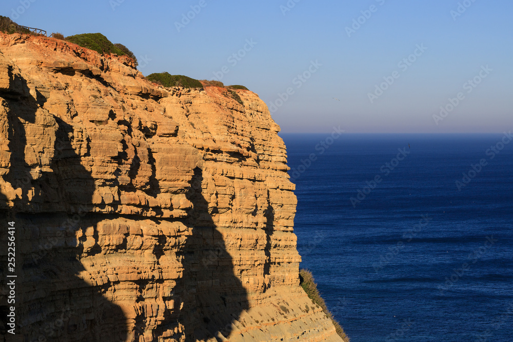 la costa frastagliata dell'Algarve (Portogallo)