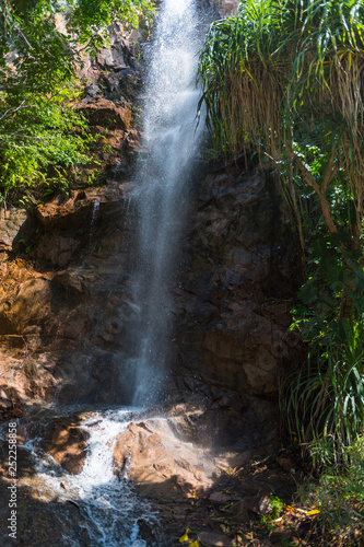Kleiner Wasserfall zwischen Palmen