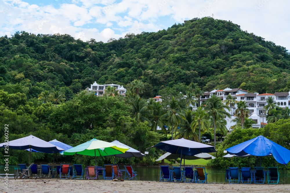 Φωτογραφία Son bonitas las casas en la montaña de la laguna Juluapan en Manzanillo Colima