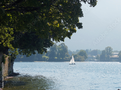 Paysages de Bavière. (Tegernsee) Voilier sur le lac de Tegern  dans les Alpes bavaroises en Allemagne