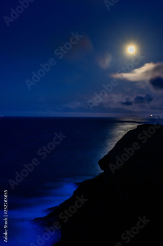 Luna en la costa © HUGO SAINZ