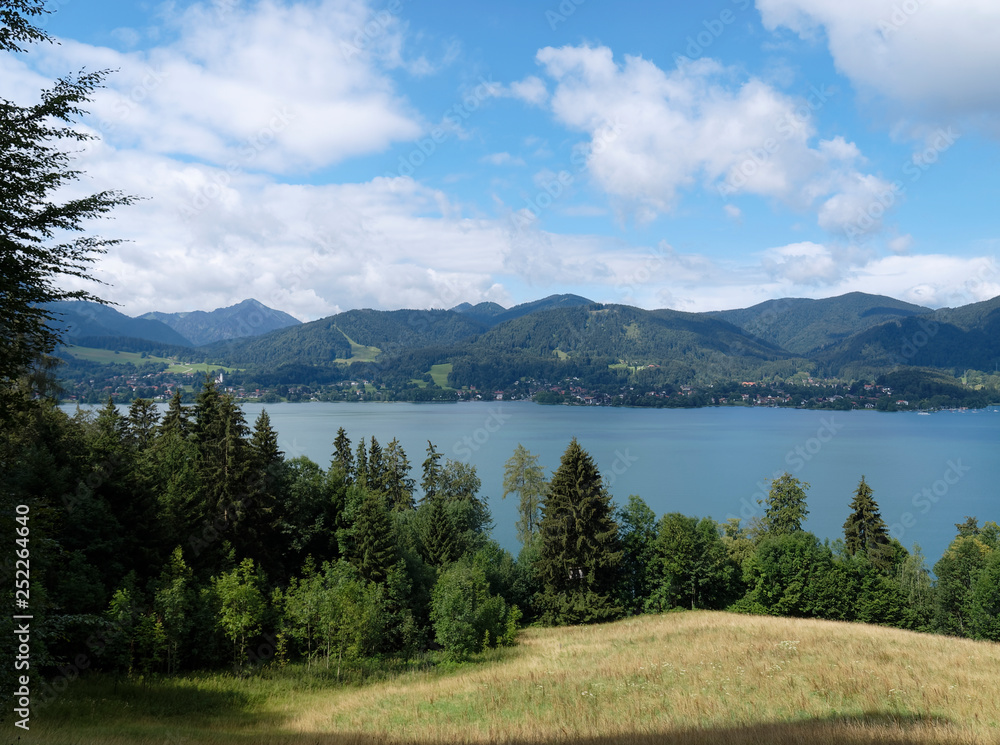 Lac de Tegern (Tegernsee) en Bavière. Vue sur le lac depuis les collines de Gmund dans les Alpes bavaroises en Allemagne
