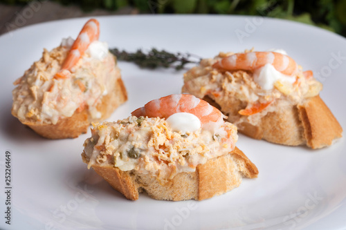 Photos Pintxos de gamba con ensaladilla y huevo rallado