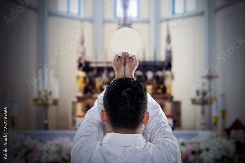Foto Pastor with sacramental bread in the church