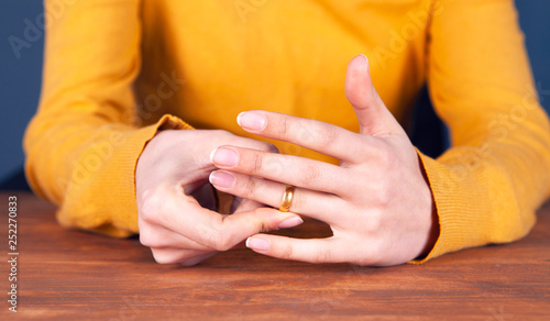 Wallpaper Mural woman ring divorce Torontodigital.ca