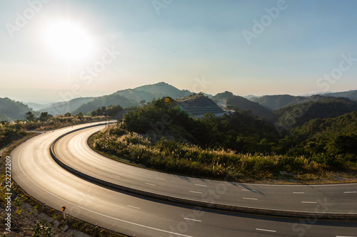 Foto landscape of highway on the mountain from Tak to Mae Sot, Thailand