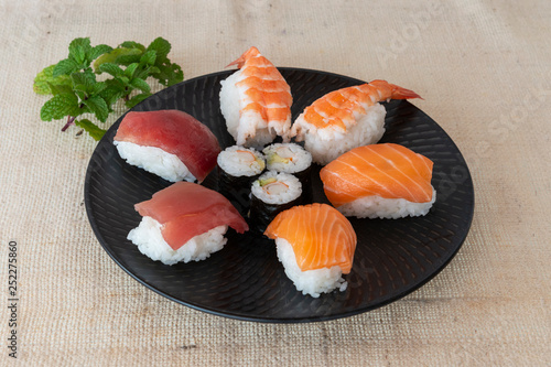 Plato variado de sushi y maki
