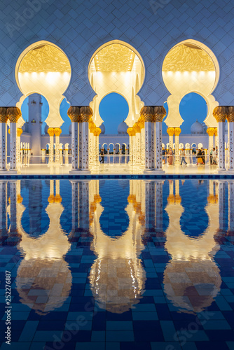 Photography Sheikh Zayed Grand Mosque in Abu Dhabi near Dubai at night, United Arab EMirates