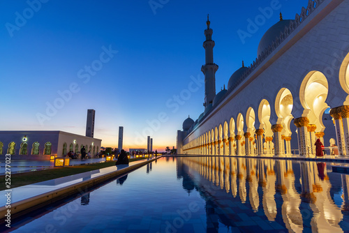 Photography Sheikh Zayed Grand Mosque in Abu Dhabi near Dubai at night, United Arab EMirates