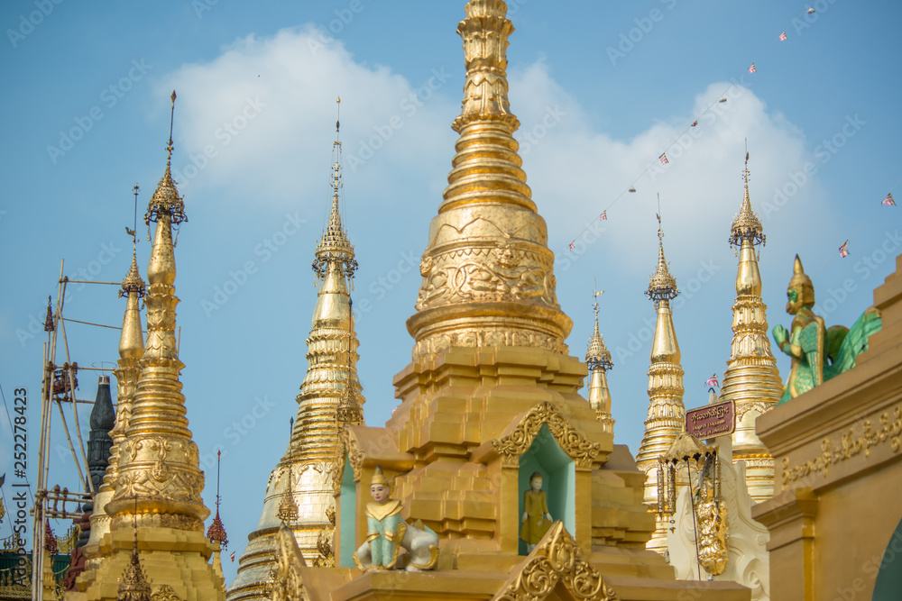 Fototapeta premium Shwedagon Pagoda Buddhist Temple in Yangon, Myanmar