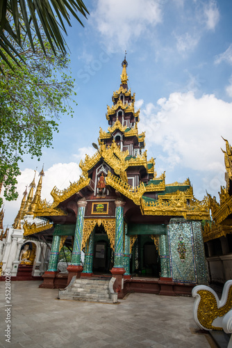Templo budista shwedagon pagoda em Yangon, Myanmar. © joseduardo