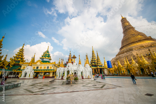 Templo budista shwedagon pagoda em Yangon, Myanmar.