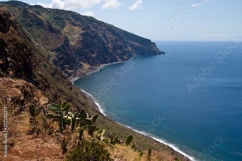 Fototapeta Naklejka Na Ścianę i Meble -  Steilküste bei Ponta do Pargo auf Madeira