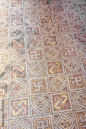mosaico romano hecho con teselas y localizado en La Olmeda , cerca de Saldaña en Palencia, España