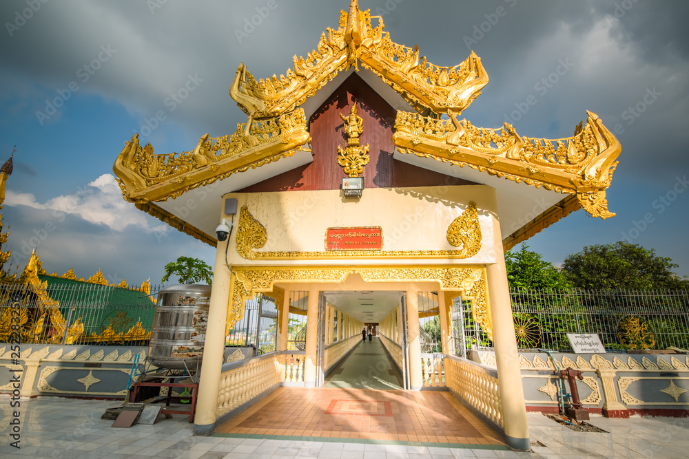 Fototapeta premium Templo budista shwedagon pagoda em Yangon, Myanmar.