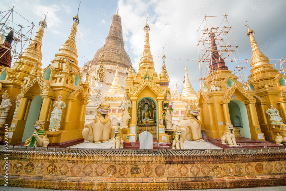 Templo budista shwedagon pagoda em Yangon, Myanmar.