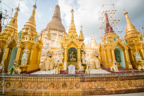 Shwedagon Pagoda Buddhist Temple in Yangon, Myanmar © joseduardo
