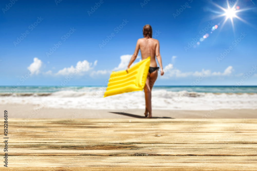 Obraz premium Desk of free space and beach landscape with sun on blue sky