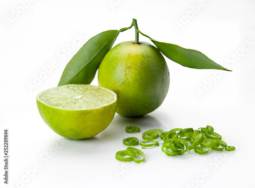 Wallpaper Mural Detalle frontal de una lima entera y cortada sobre fondo blanco Torontodigital.ca
