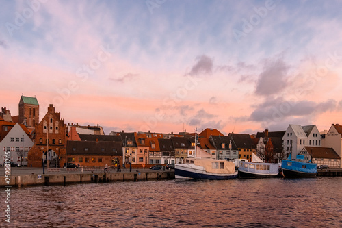 Wismar alter Hafen im Sonnenuntergang