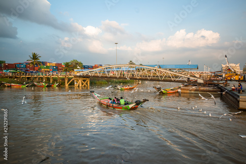 Visitando um pier em Yangon, Myanmar.