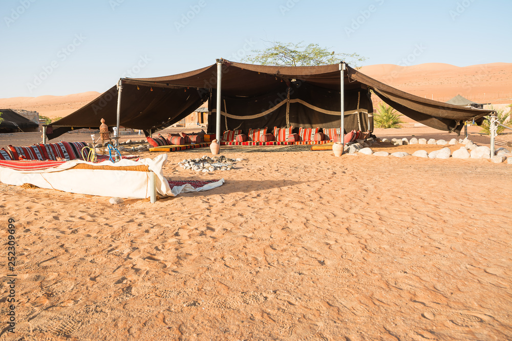 Obraz premium Bedouin tent in the Wahiba Sand Desert in the morning (Oman)