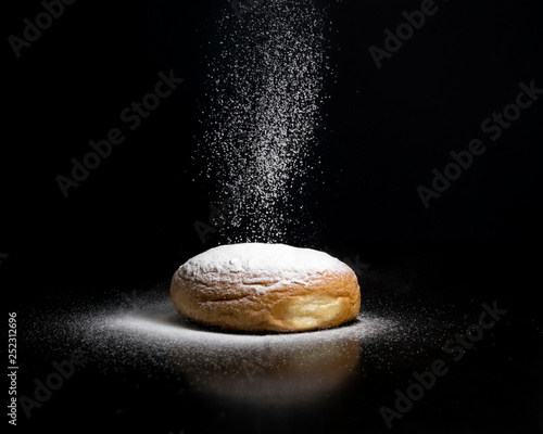 Donuts con azúcar nevada en un fondo oscuro