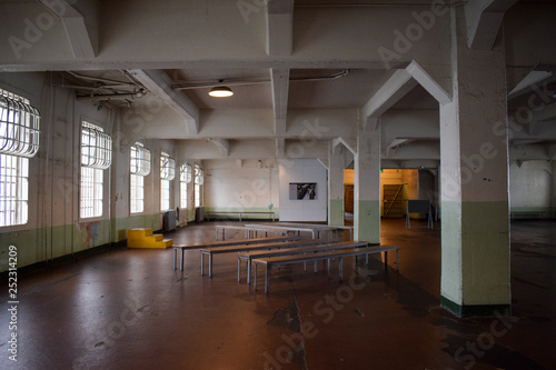 Schilderij op canvas Inside Empty Alcatraz Cantine, Cafetiera