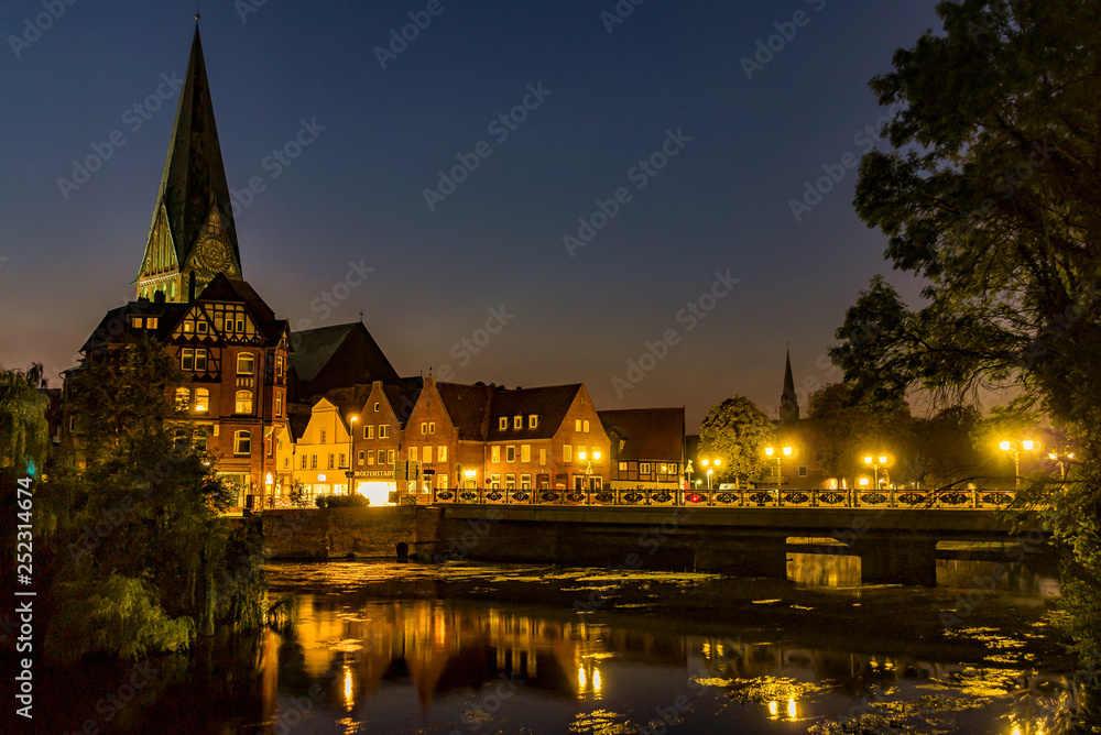 Fototapeta premium Brücke und Stadtbild bei Nacht