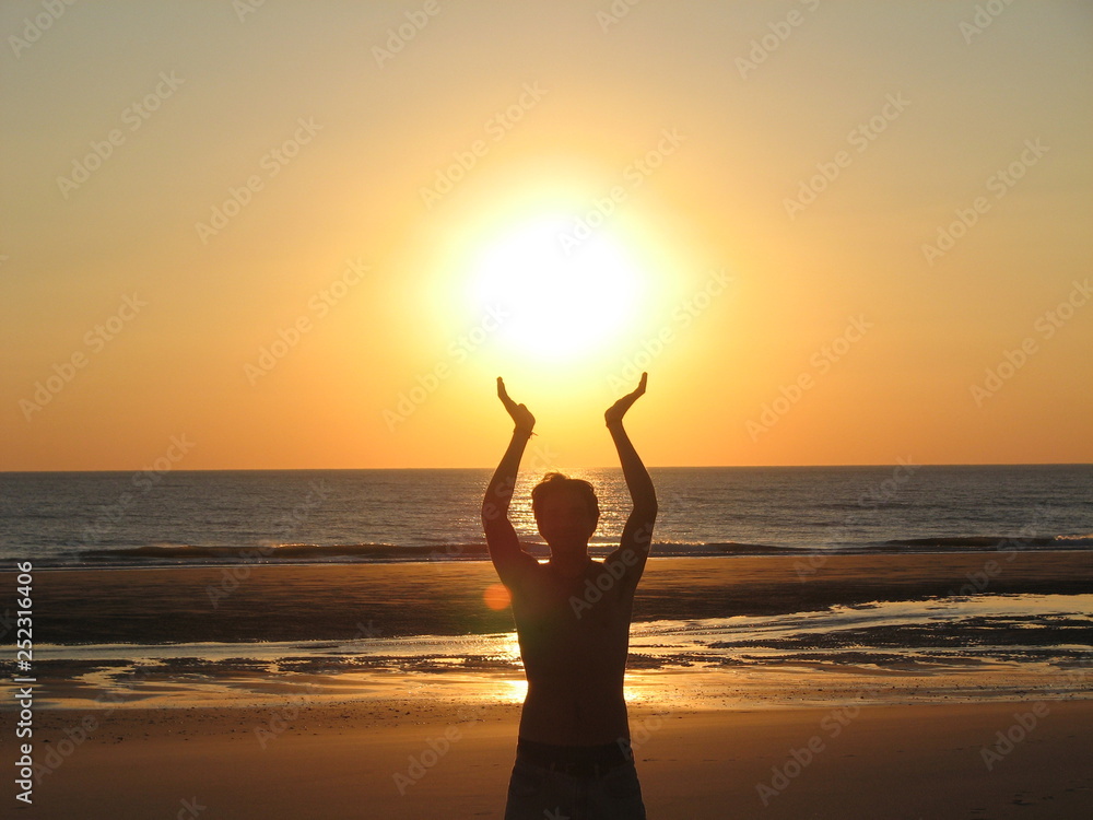Sonnenuntergang Strand - Mann hält Sonne 