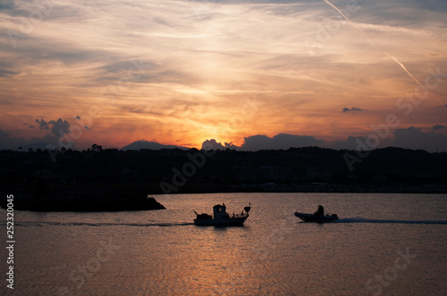 Romantyczny zachód słońca nad włoskim morzem, piękne chmury w zatoce 